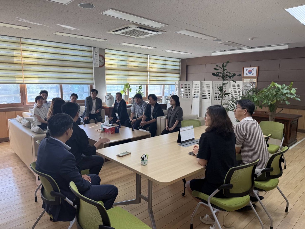 学校での懇談の様子